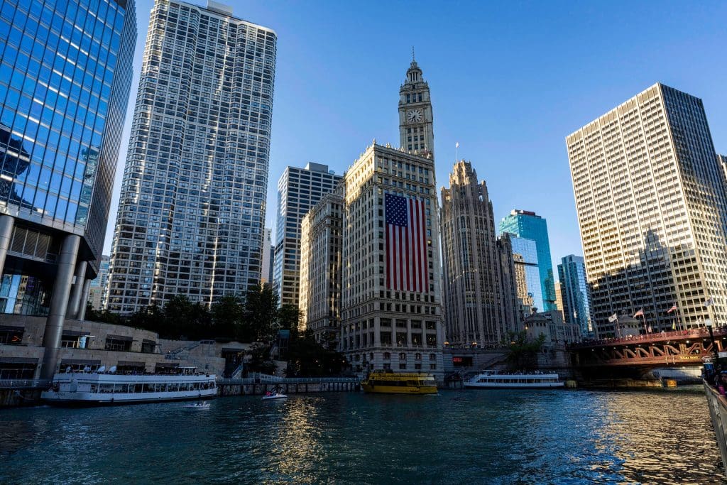 Summer sunset sights of boats and warm colors on the Chicago Riverwalk, one of the best photo spots in Chicago.