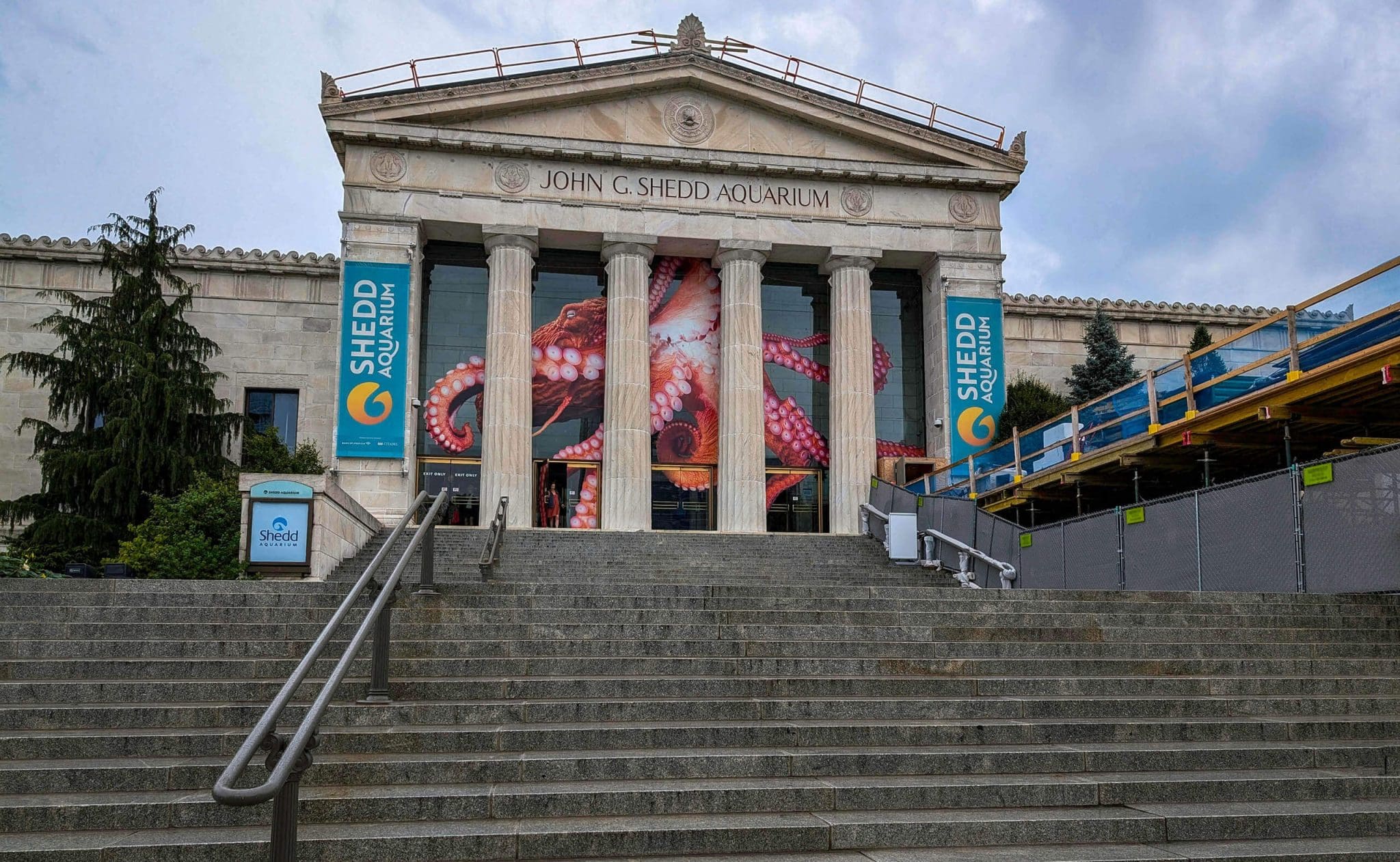 Steps and strong stone columns of the old Shedd Aquarium, one of the best things to do in Chicago.