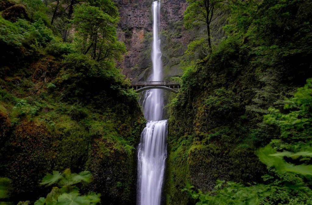 2 falls line up to look like one continuously gorgeous waterfall in Oregon, Multnomah Falls.